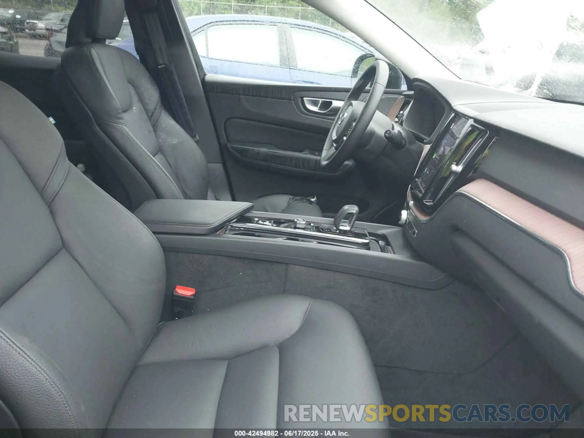 5 Photograph of a damaged car YV4L12RL4R1713474 VOLVO XC60 2024