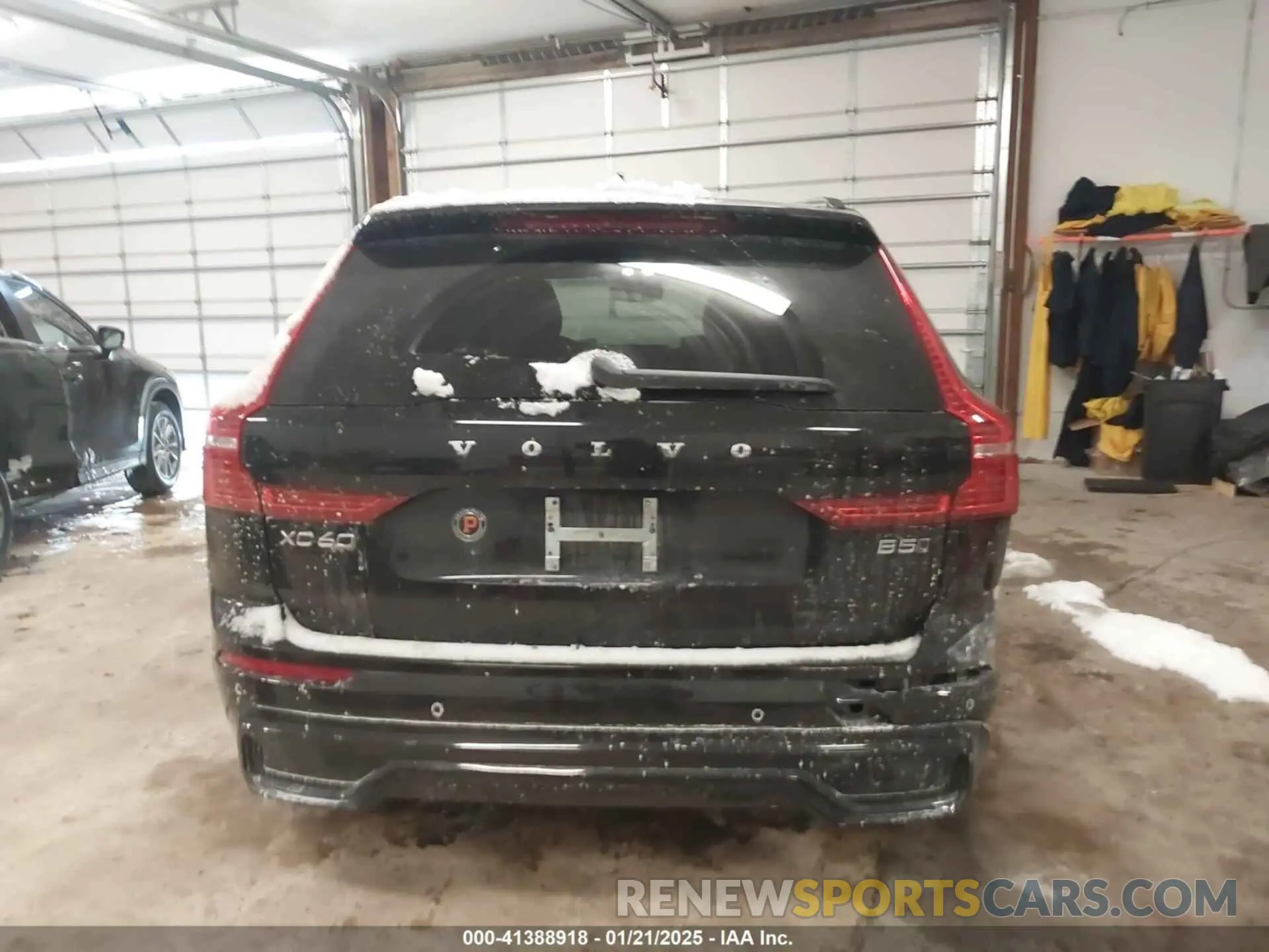16 Photograph of a damaged car YV4L12RL8R1823184 VOLVO XC60 2024