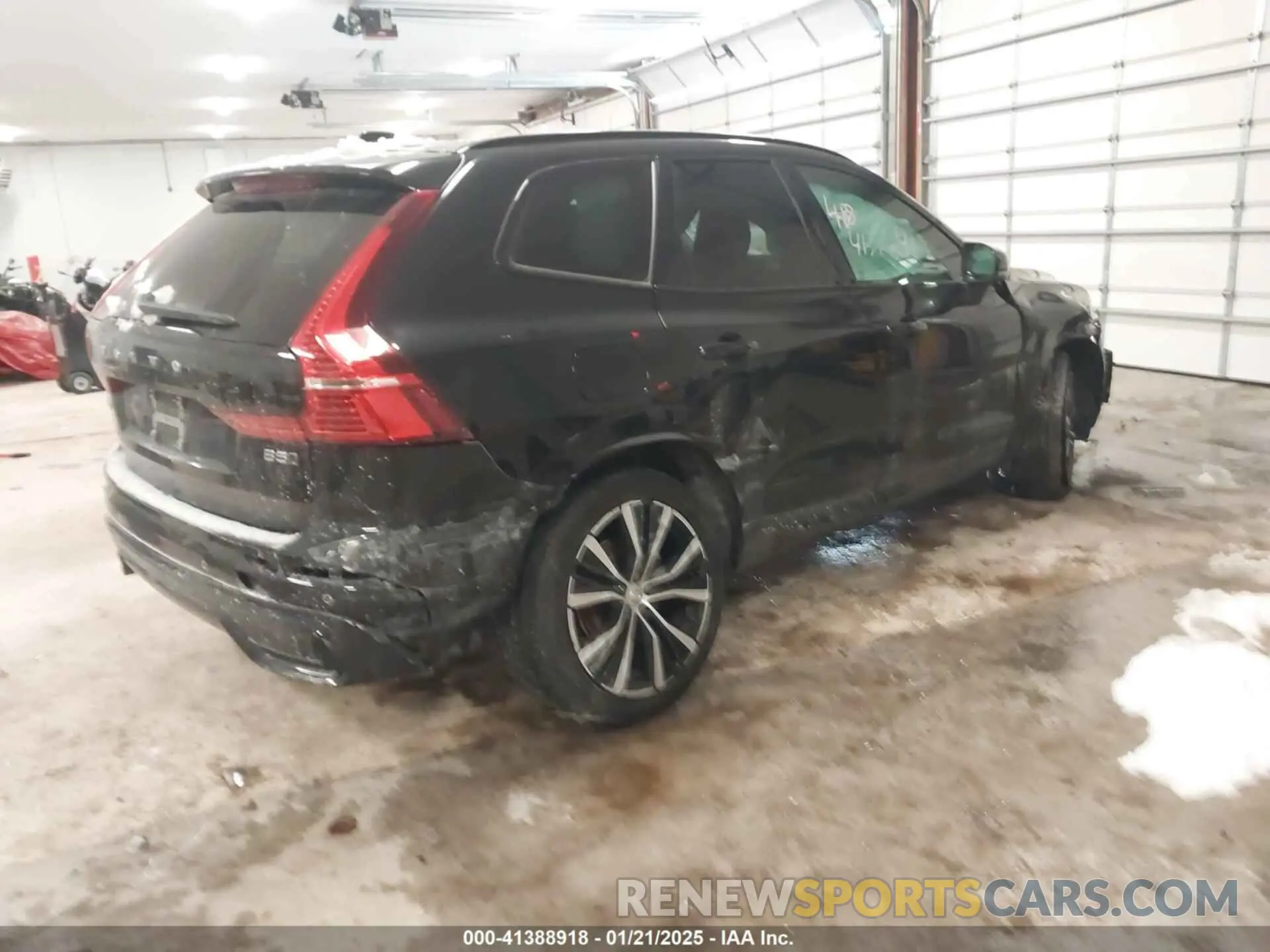4 Photograph of a damaged car YV4L12RL8R1823184 VOLVO XC60 2024