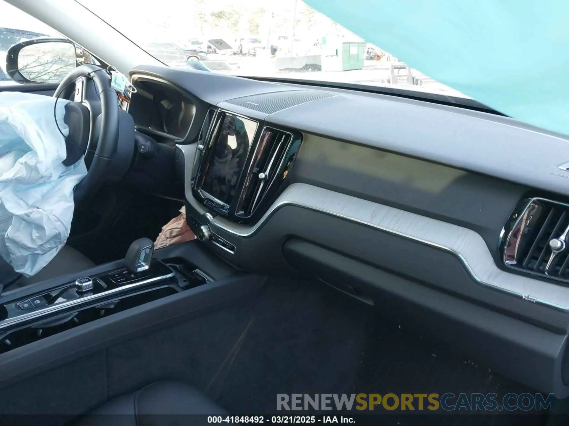 5 Фотография поврежденного автомобиля YV4M12RC0S1017821 VOLVO XC60 2025