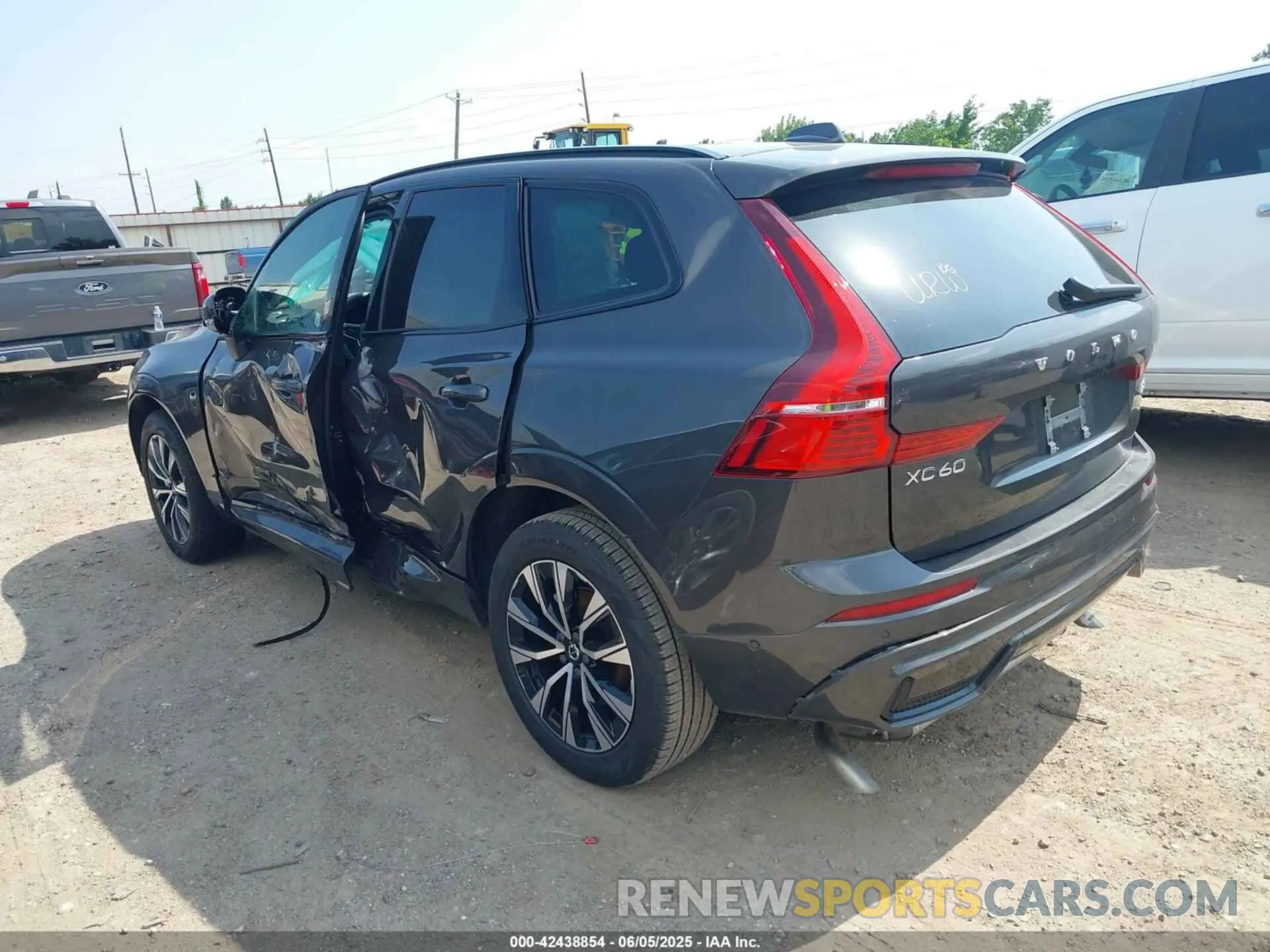 3 Photograph of a damaged car YV4M12RC0S1172417 VOLVO XC60 2025