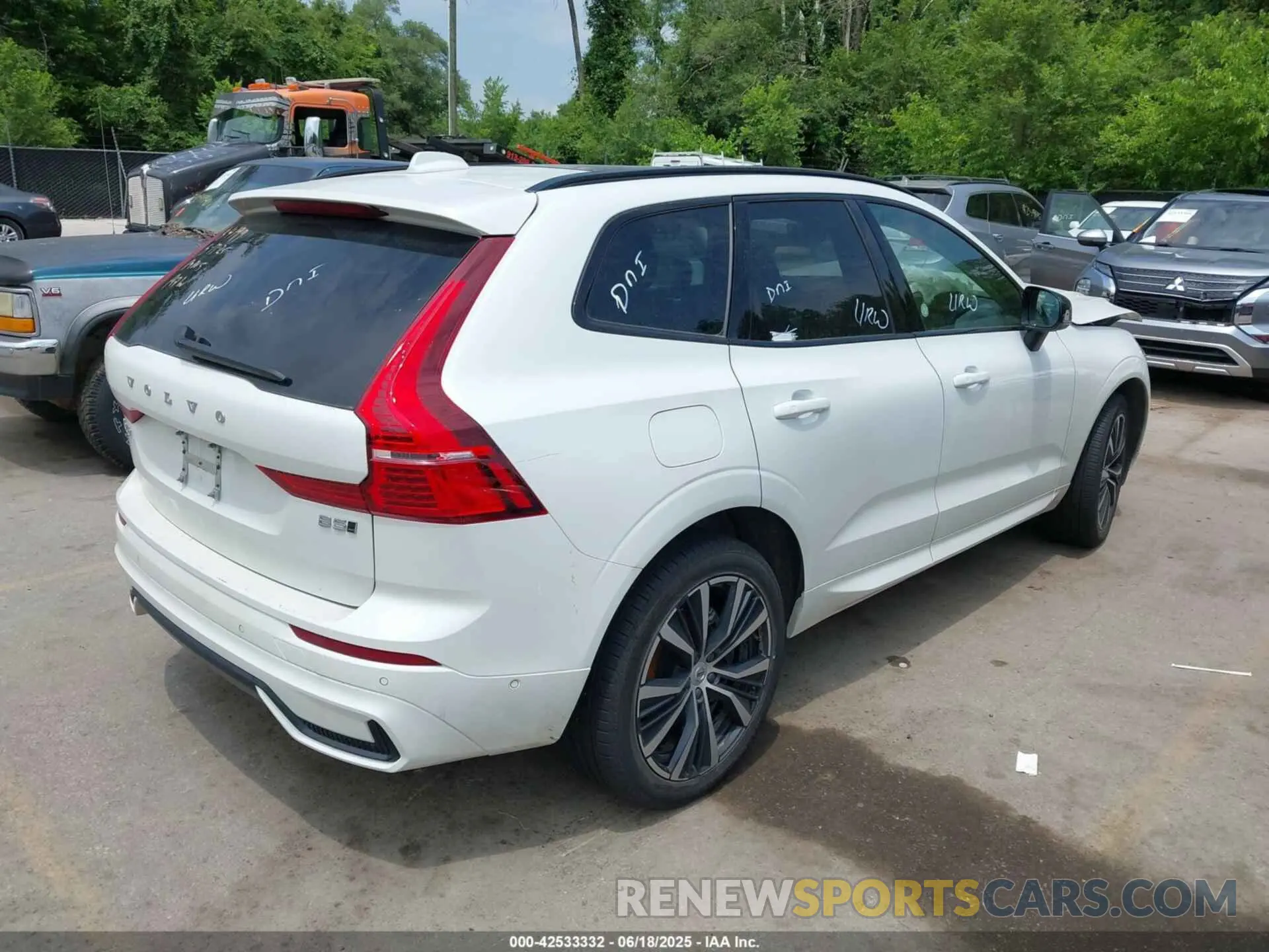 4 Photograph of a damaged car YV4M12RC6S1165620 VOLVO XC60 2025