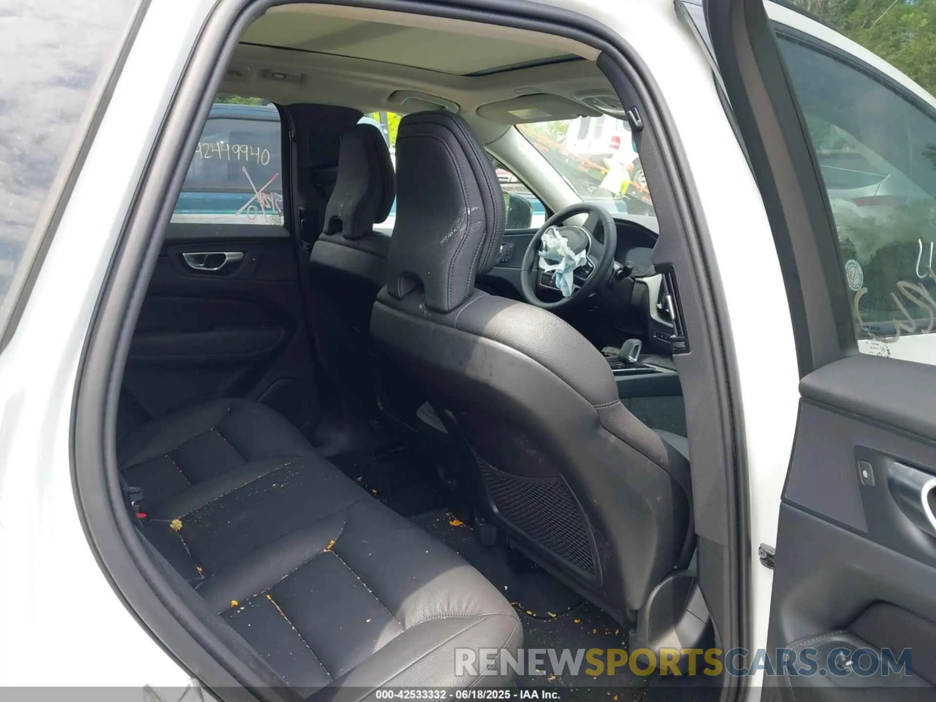 8 Photograph of a damaged car YV4M12RC6S1165620 VOLVO XC60 2025