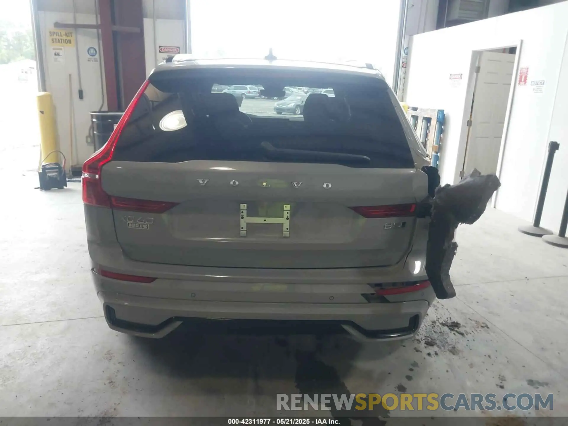 16 Photograph of a damaged car YV4M12RJ5S1012032 VOLVO XC60 2025