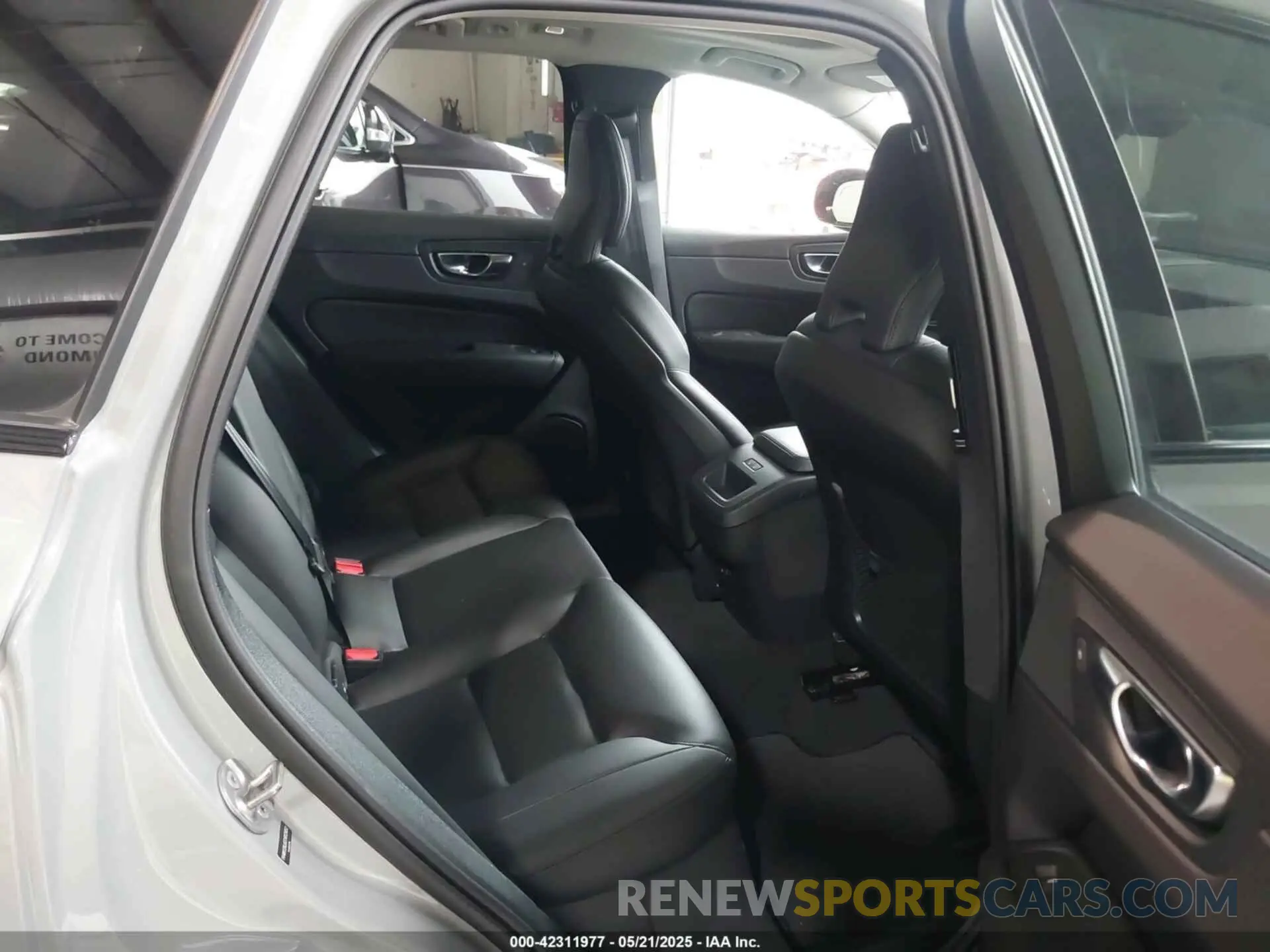 8 Photograph of a damaged car YV4M12RJ5S1012032 VOLVO XC60 2025