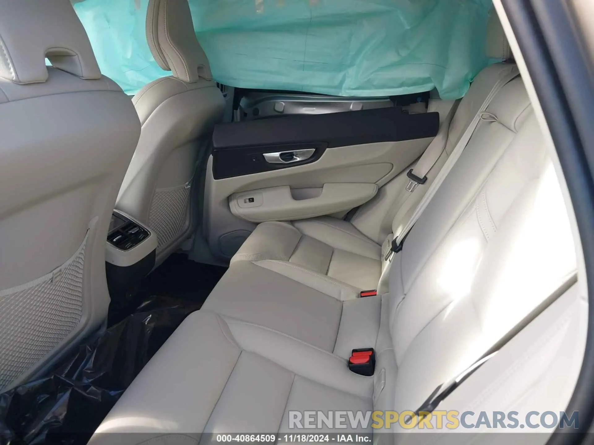 8 Photograph of a damaged car YV4M12RM1S1048584 VOLVO XC60 2025