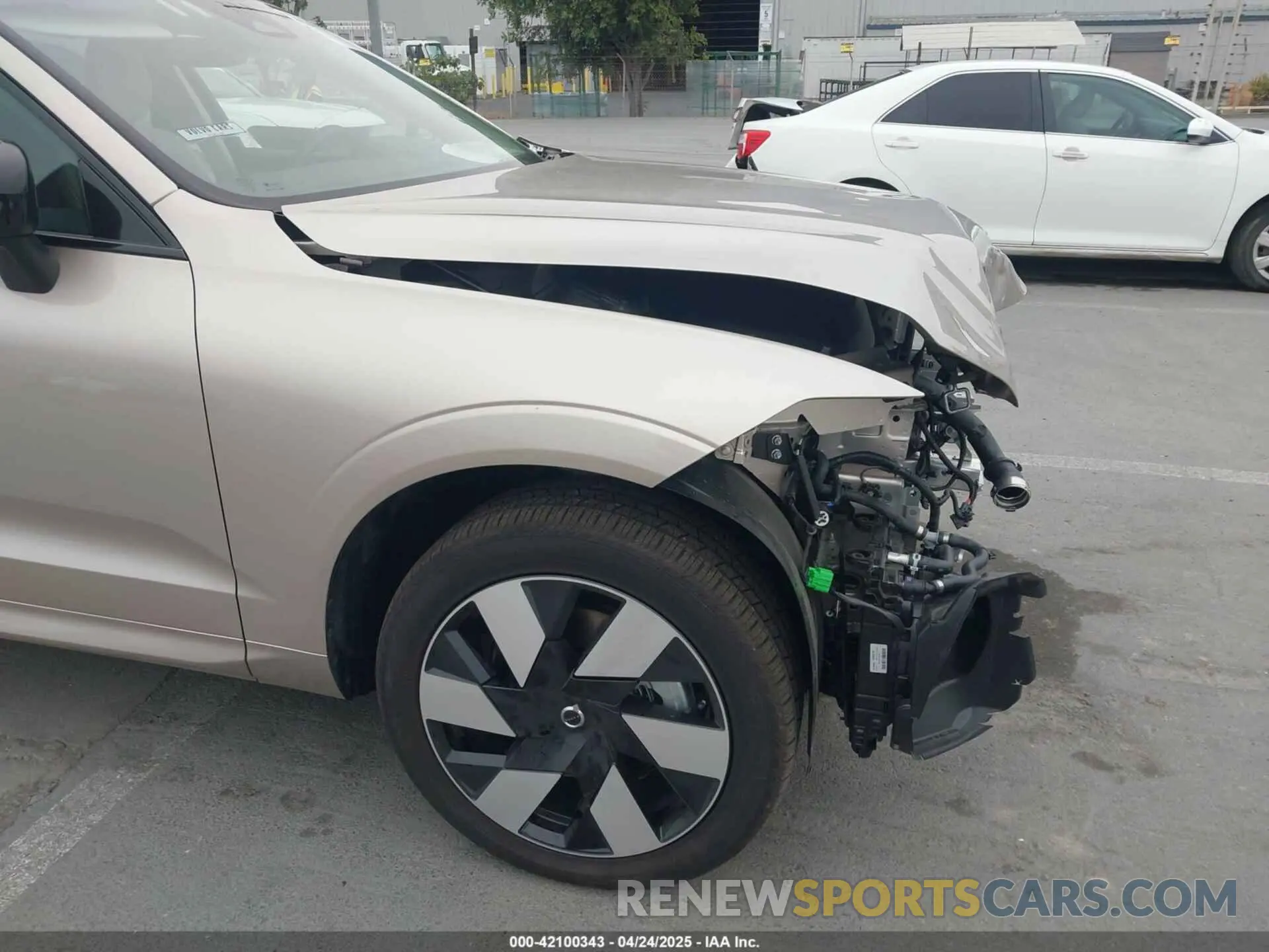 19 Фотография поврежденного автомобиля YV4H60RC7S1068305 VOLVO XC60 PLUG-IN HYBRID 2025