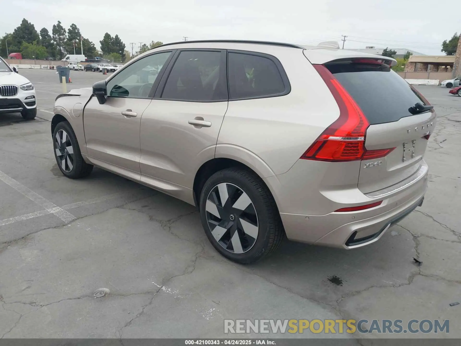 3 Фотография поврежденного автомобиля YV4H60RC7S1068305 VOLVO XC60 PLUG-IN HYBRID 2025