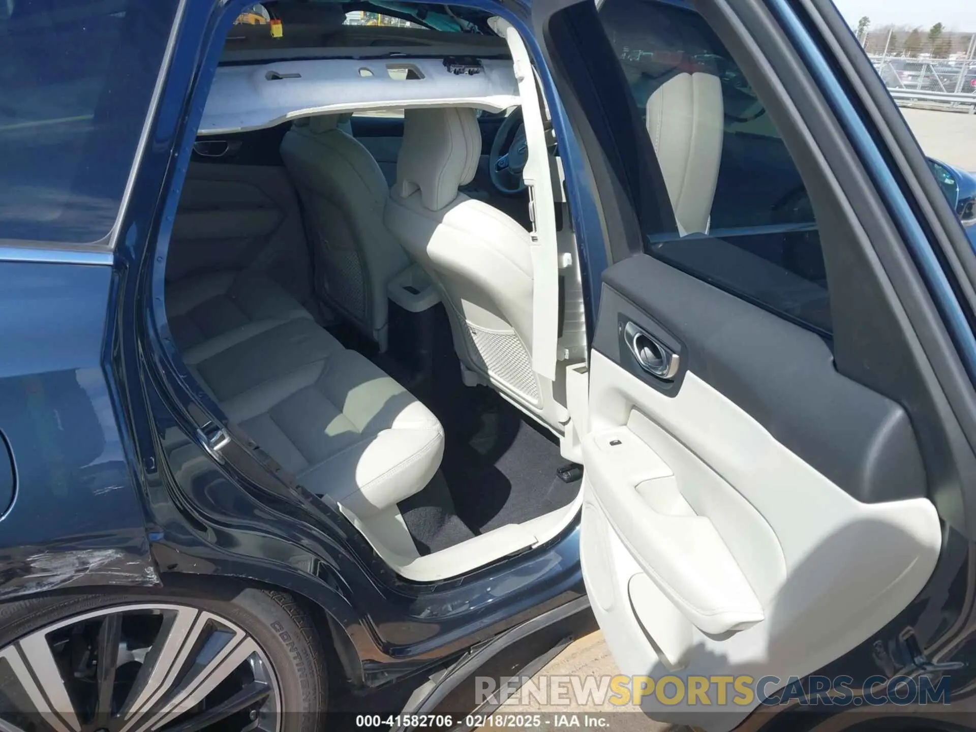 8 Photograph of a damaged car YV4H60DA7P1375213 VOLVO XC60 RECHARGE PLUG-IN HYBRID 2023