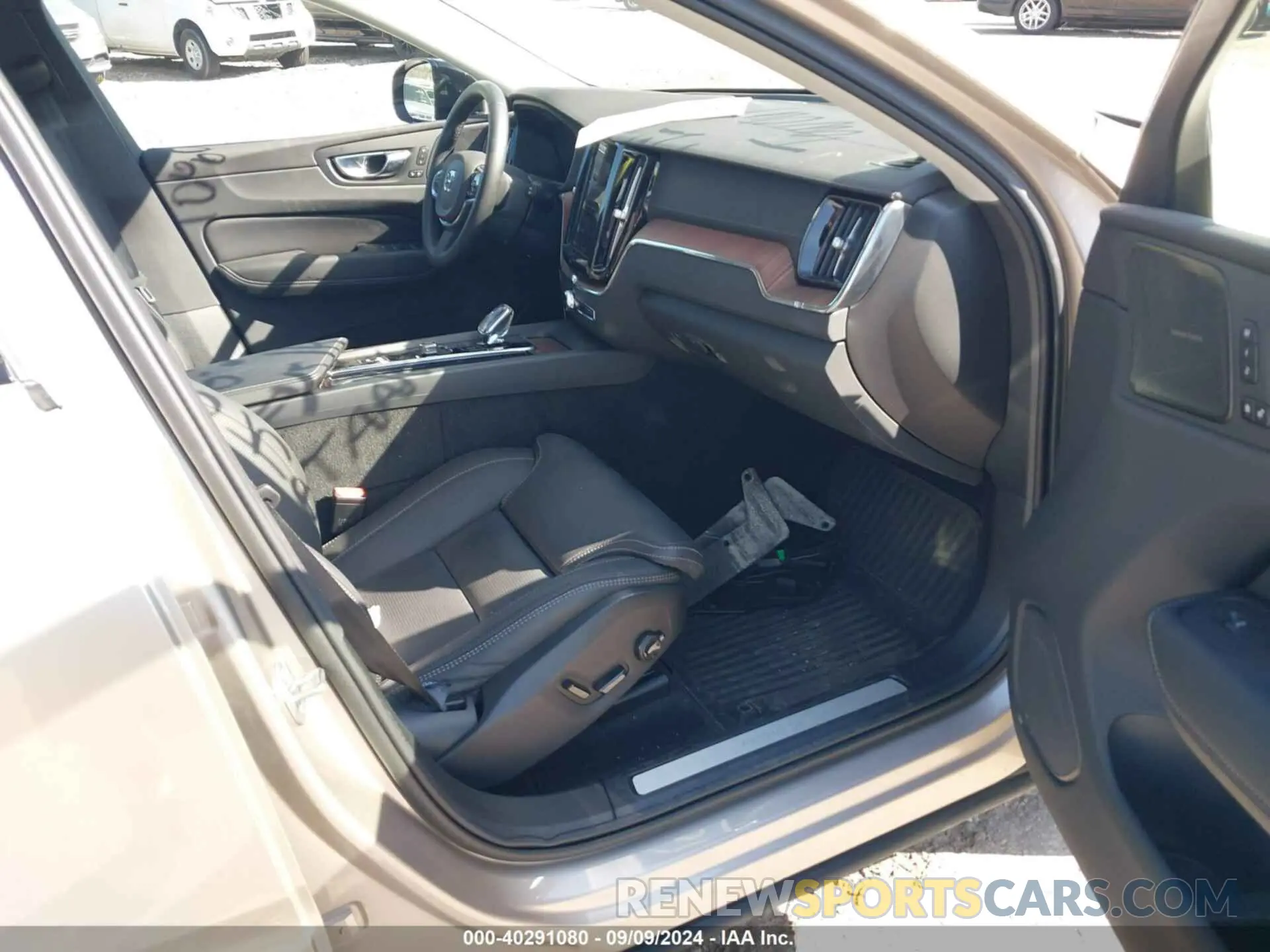 5 Фотография поврежденного автомобиля YV4H60DX2P1356847 VOLVO XC60 RECHARGE PLUG-IN HYBRID 2023