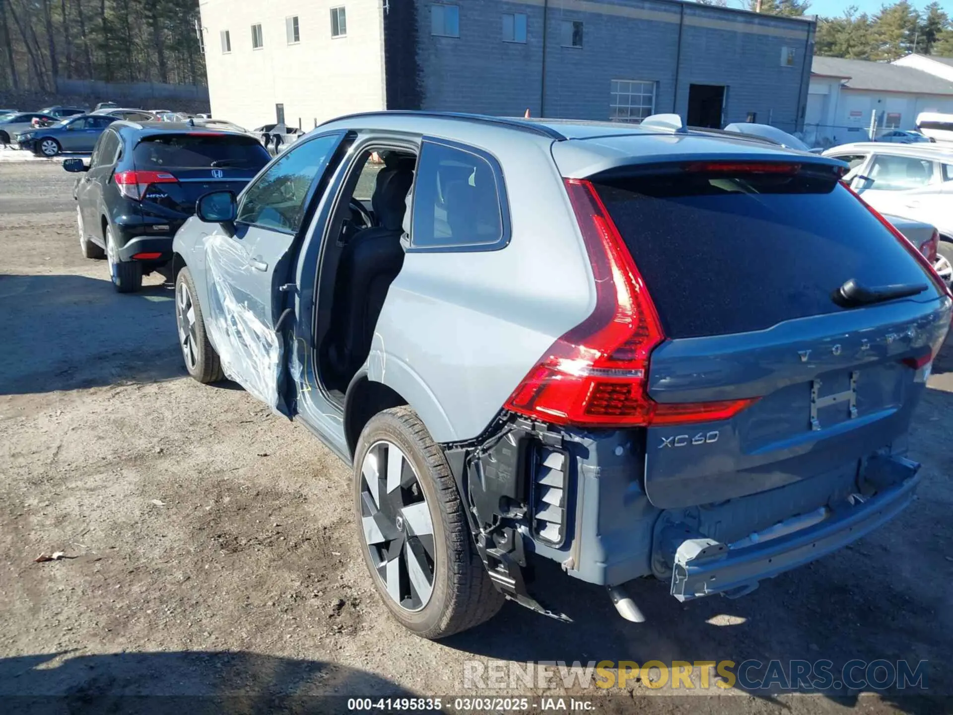 3 Фотография поврежденного автомобиля YV4H60DL0R1918759 VOLVO XC60 RECHARGE PLUG-IN HYBRID 2024