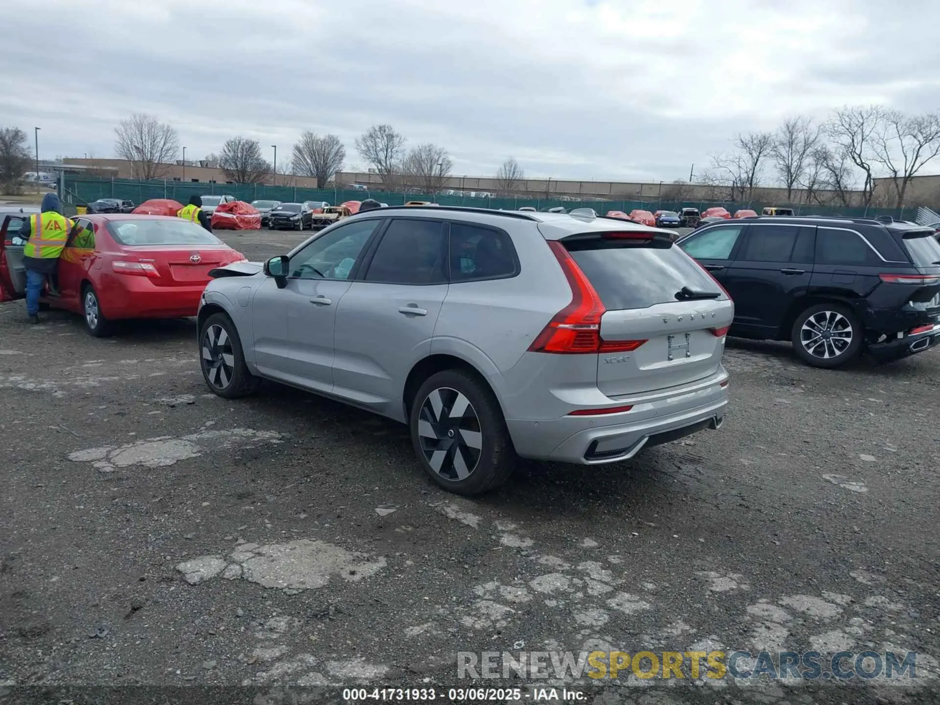 3 Фотография поврежденного автомобиля YV4H60DL1R1763252 VOLVO XC60 RECHARGE PLUG-IN HYBRID 2024