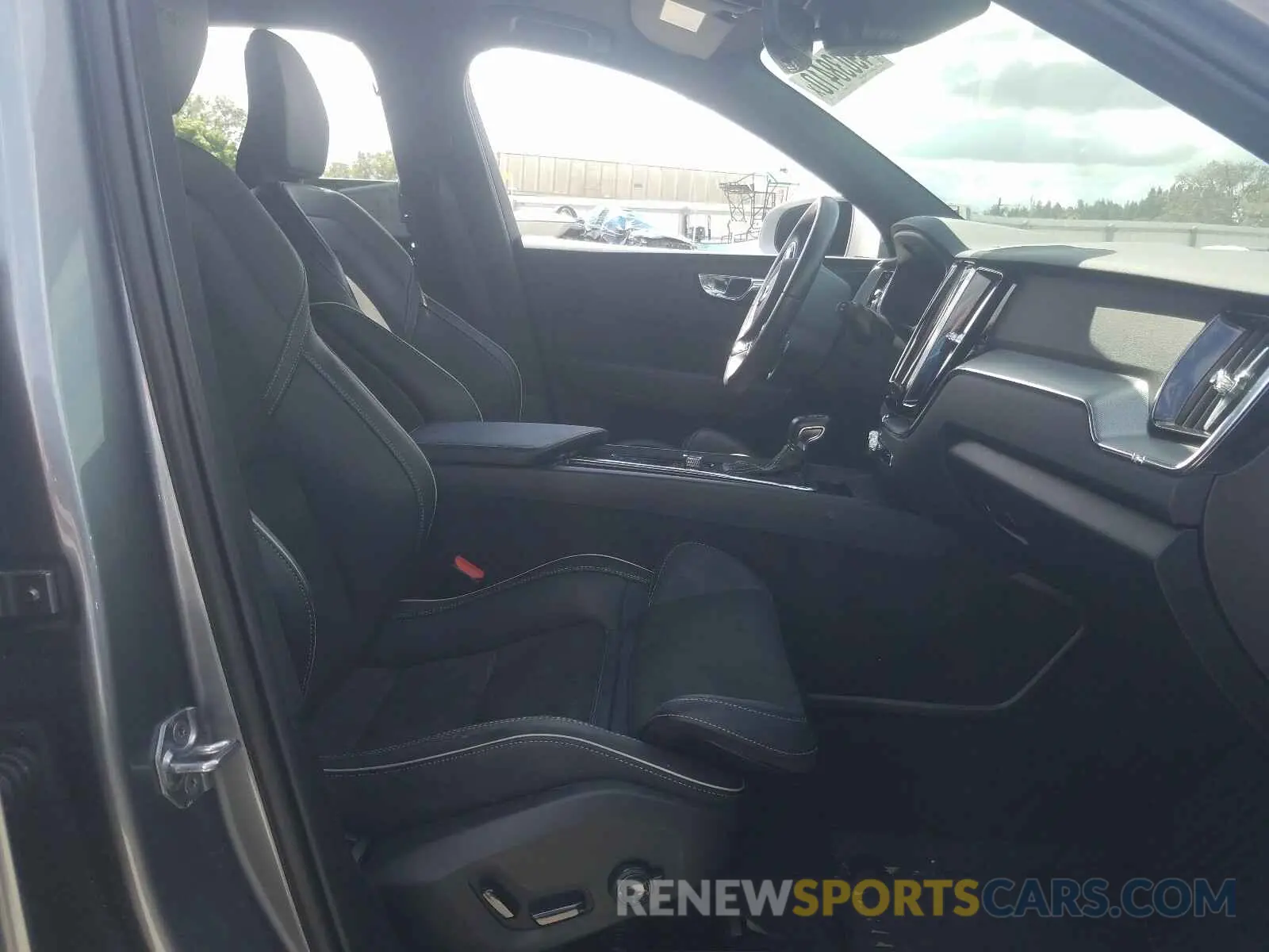 5 Photograph of a damaged car LYV102RM2KB274120 VOLVO XC60 T5 R- 2019