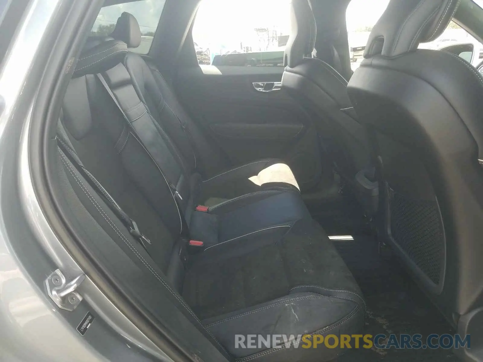 6 Photograph of a damaged car LYV102RM2KB274120 VOLVO XC60 T5 R- 2019