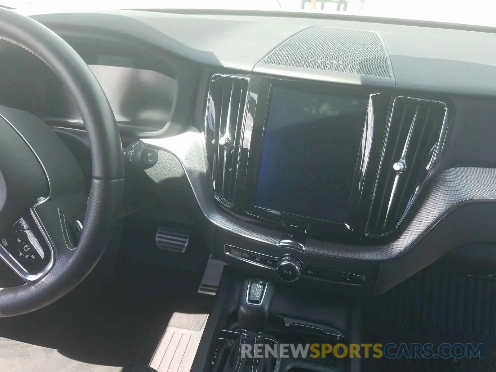 9 Photograph of a damaged car LYV102RM2KB274120 VOLVO XC60 T5 R- 2019