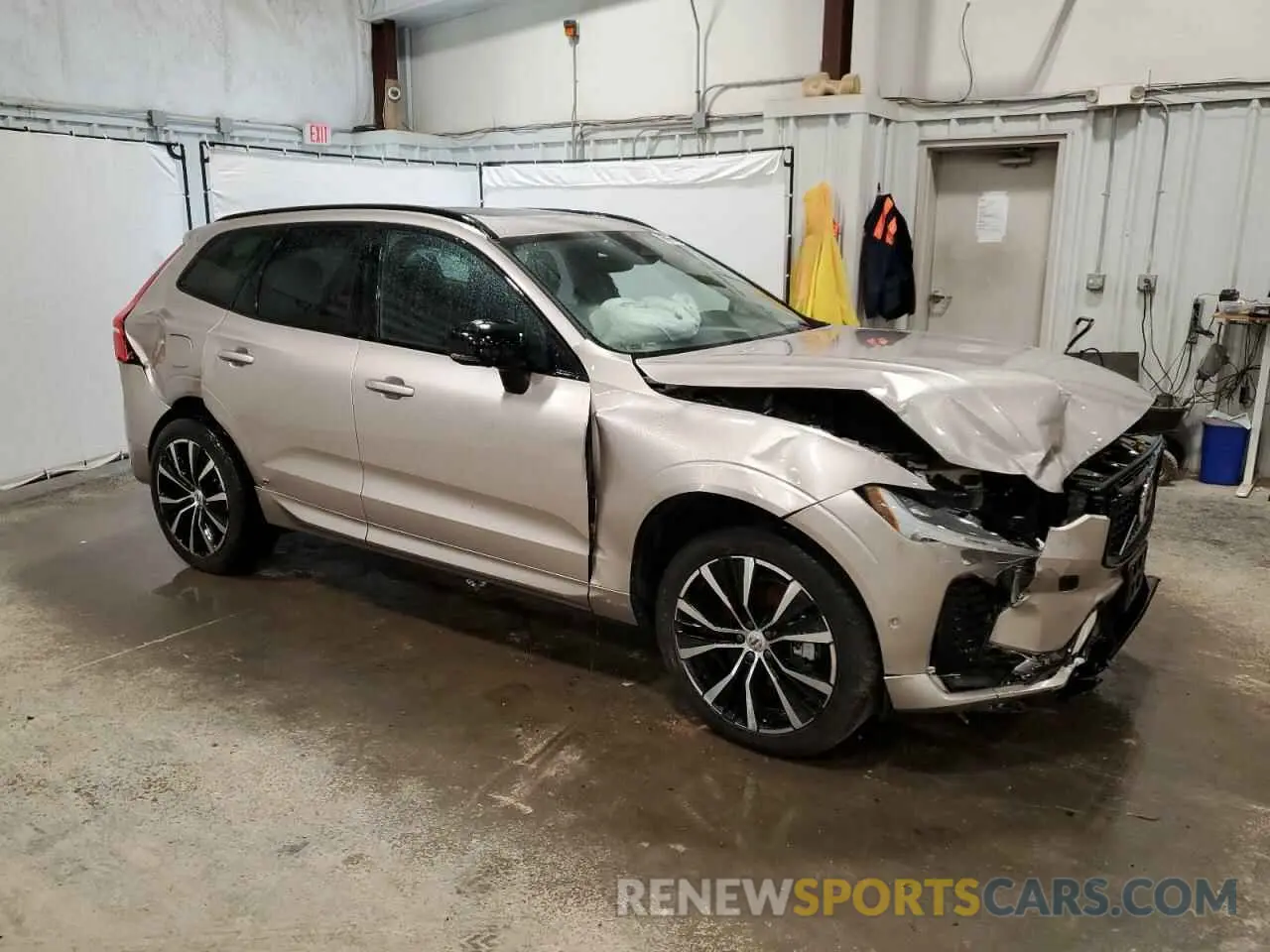 4 Photograph of a damaged car YV4L12RM1R1912457 VOLVO XC60 ULTIM 2024