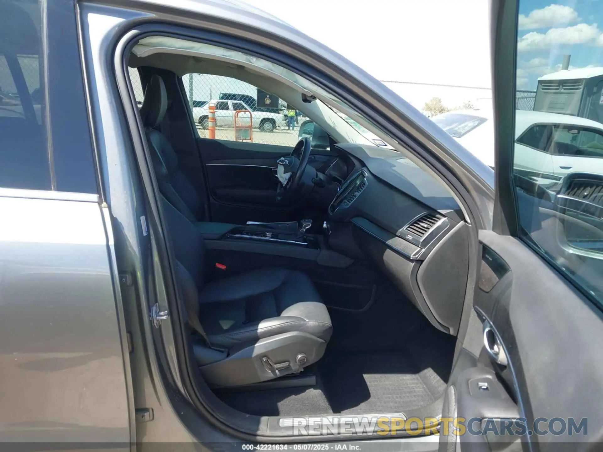 5 Photograph of a damaged car YV4102CK0L1601885 VOLVO XC90 2020