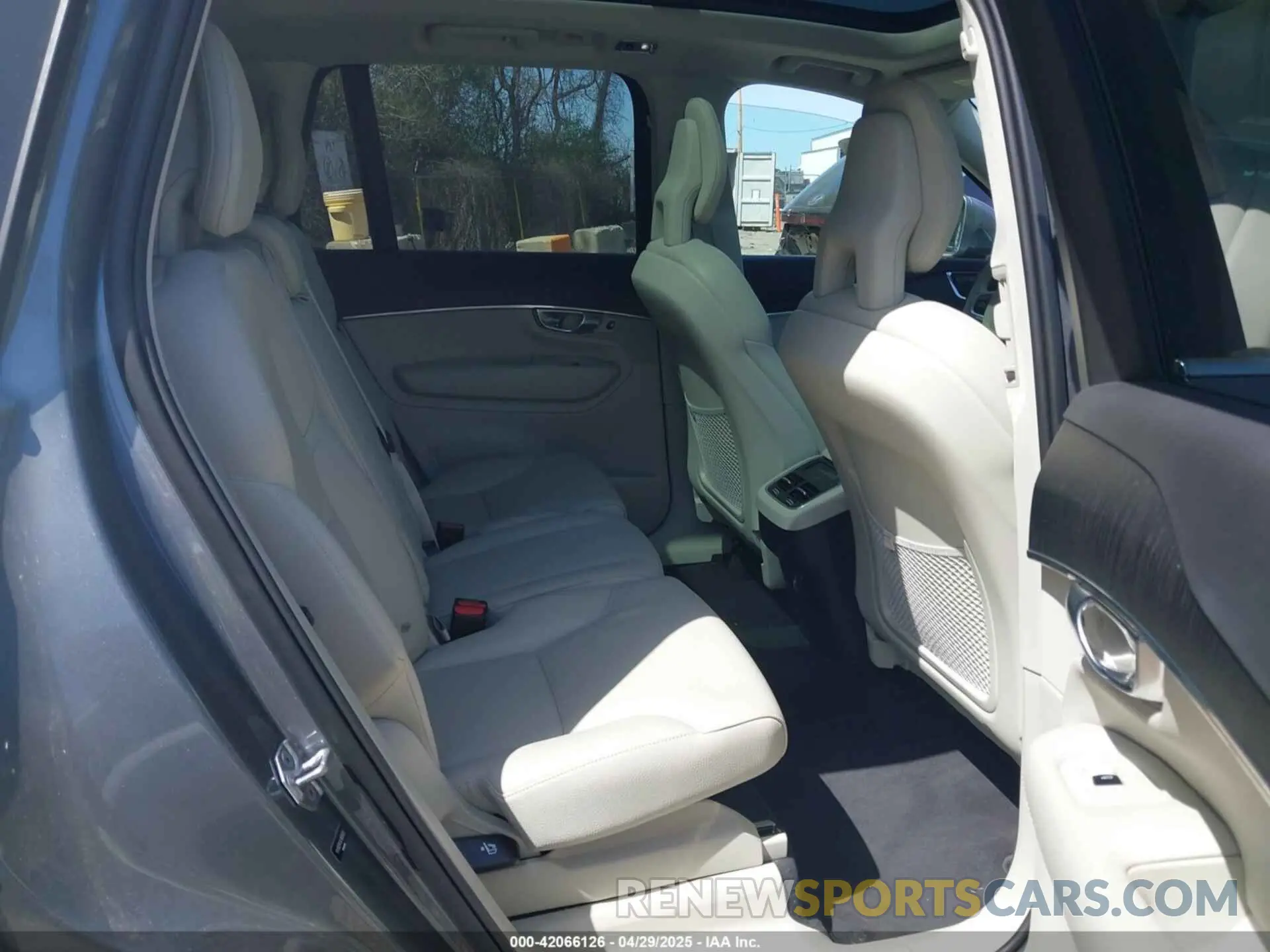 8 Photograph of a damaged car YV4102PK1L1605633 VOLVO XC90 2020