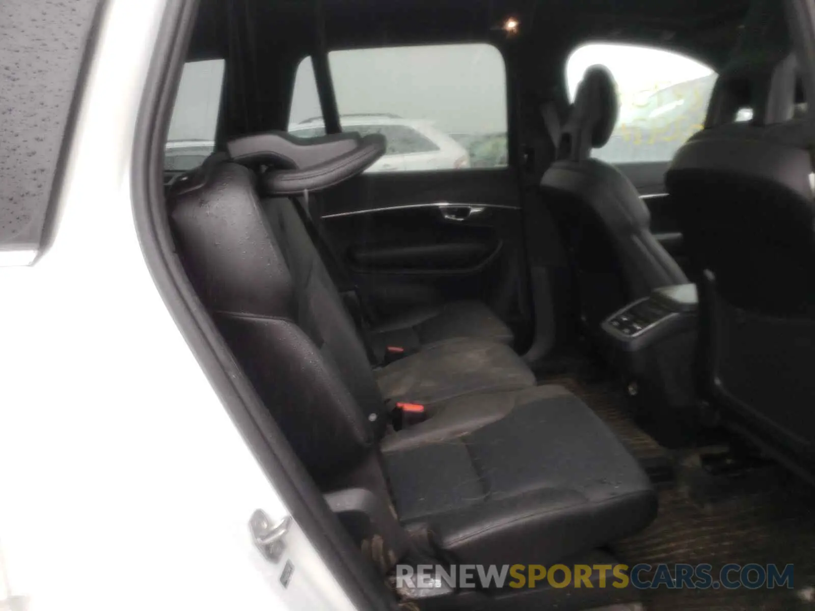 6 Photograph of a damaged car YV4102PK6L1560561 VOLVO XC90 2020