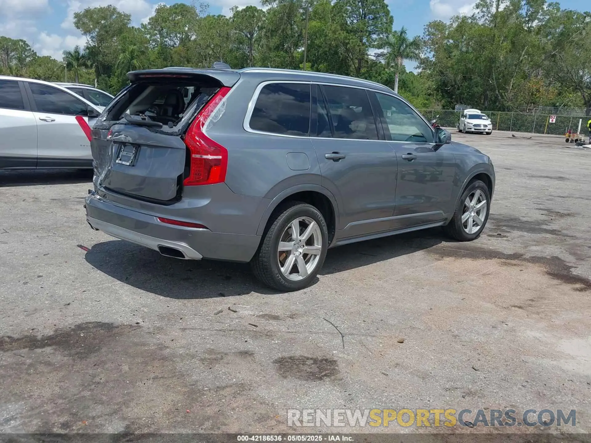 4 Photograph of a damaged car YV4A221K9L1620562 VOLVO XC90 2020