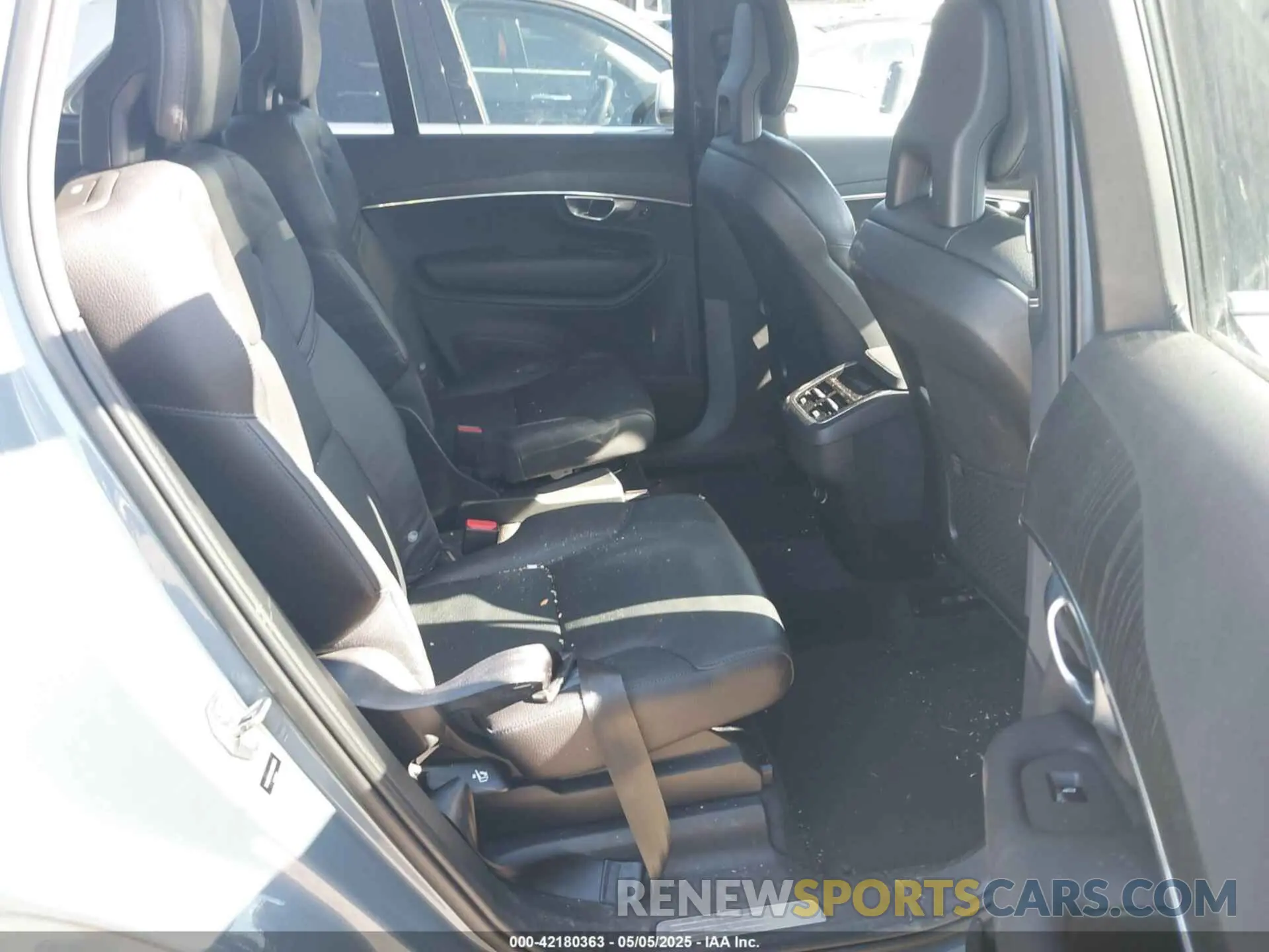 8 Photograph of a damaged car YV4A221KXL1553065 VOLVO XC90 2020