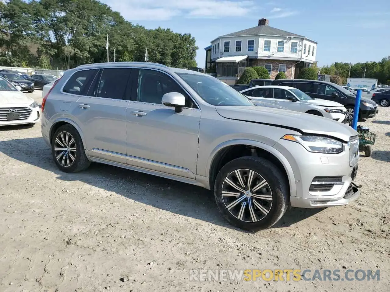 4 Photograph of a damaged car YV4062PN9P1927172 VOLVO XC90 2023