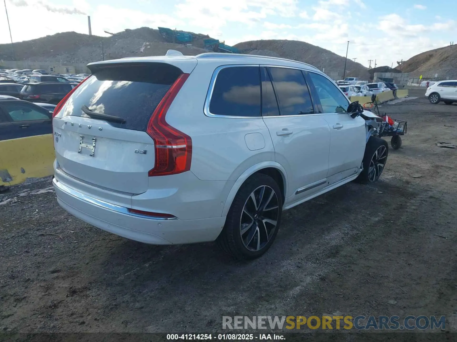 4 Photograph of a damaged car YV4L12PN6P1965650 VOLVO XC90 2023