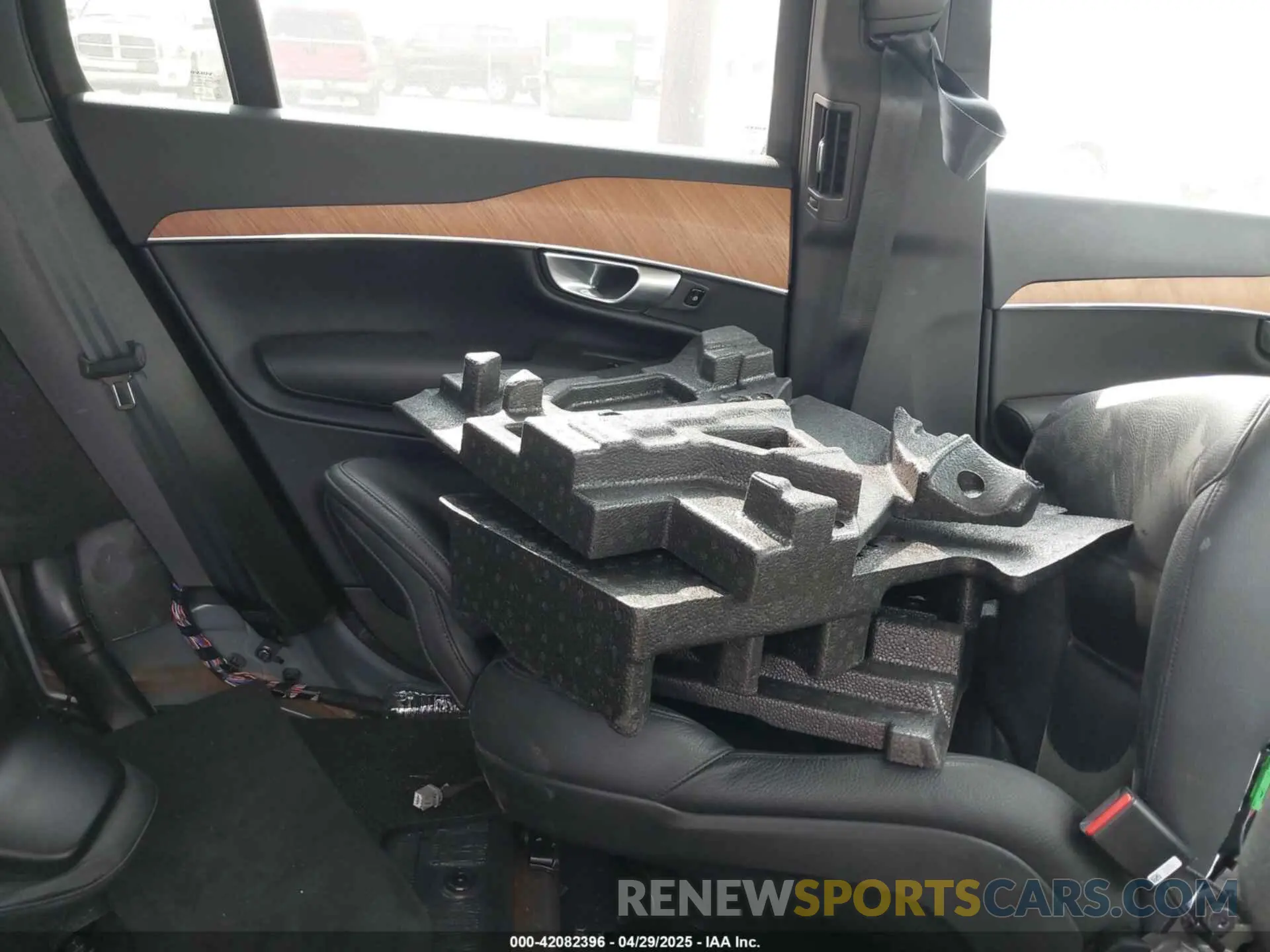 13 Photograph of a damaged car YV4062PE4R1221441 VOLVO XC90 2024