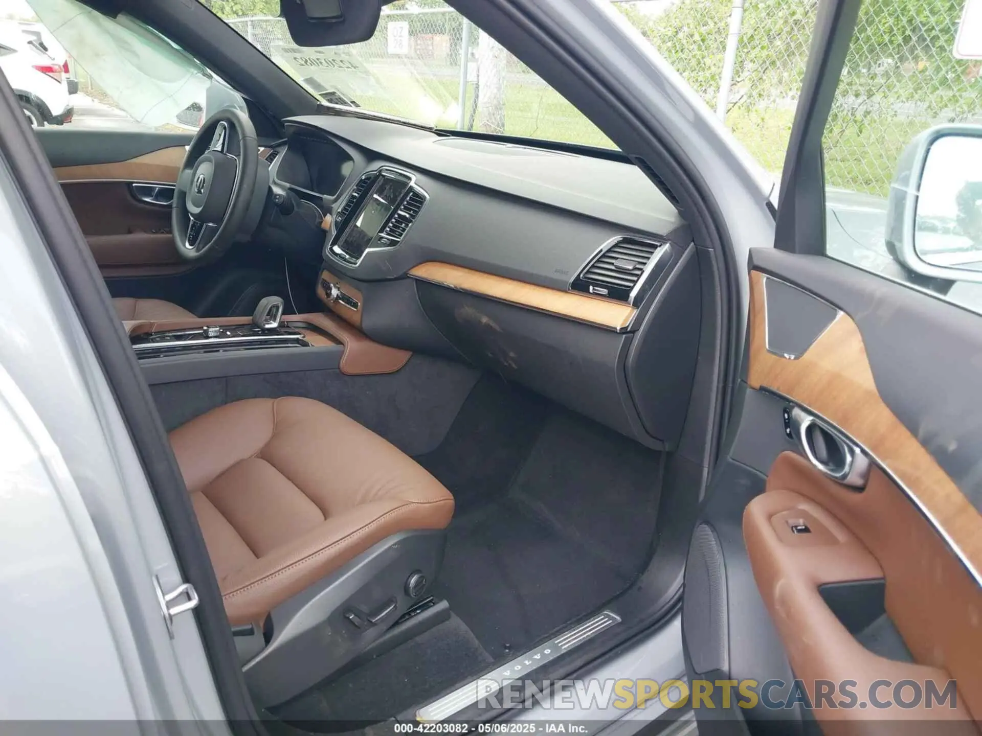 5 Фотография поврежденного автомобиля YV4H60PE1S1328346 VOLVO XC90 PLUG-IN HYBRID 2025